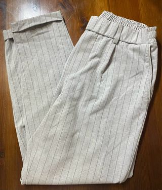 Pantalón de traje gris con rayas negras