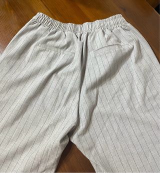 Pantalón de traje gris con rayas negras