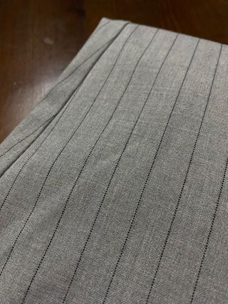 Pantalón de traje gris con rayas negras