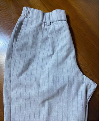 Pantalón de traje gris con rayas negras
