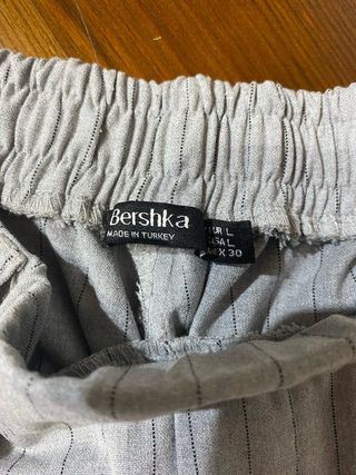 Pantalón de traje gris con rayas negras