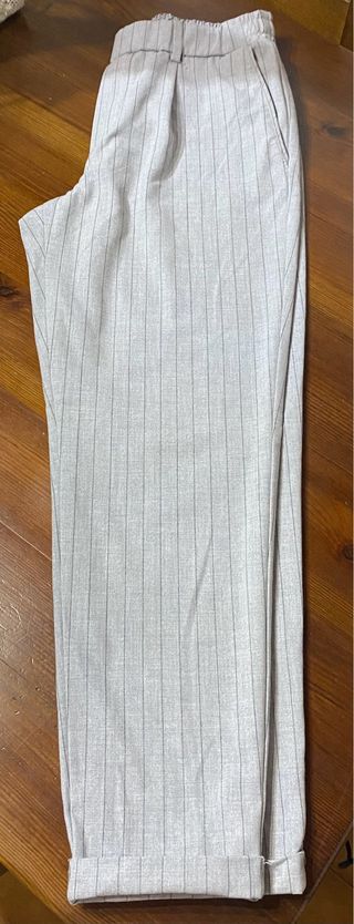 Pantalón de traje gris con rayas negras