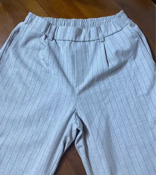 Pantalón de traje gris con rayas negras