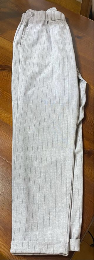 Pantalón de traje gris con rayas negras