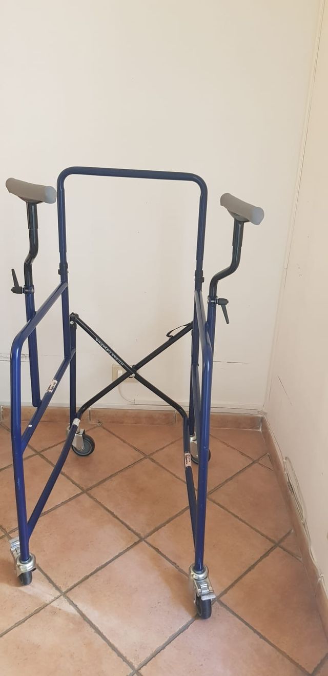 Deambulatore per spazi interni e per fisioterapie