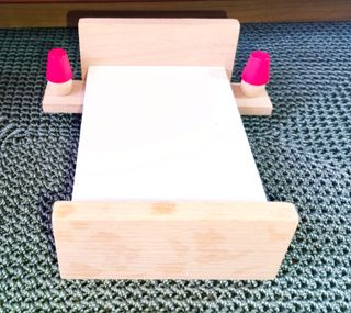 Muebles de madera para casas de muñecas