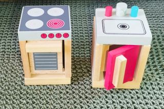 Muebles de madera para casas de muñecas