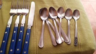Cubiertos tenedores cucharas y cuchi