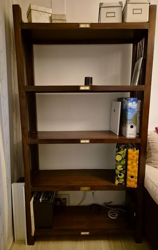 Elegante estantería de madera de teka maciza