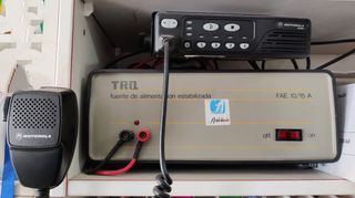 EMISORA MOTOROLA Y FUENTE DE