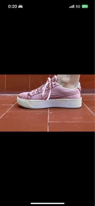 Zapatillas puma con cordones de cinta rosa