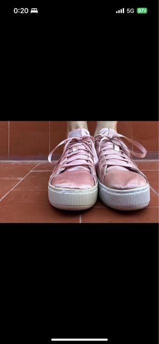 Zapatillas puma con cordones de cinta rosa
