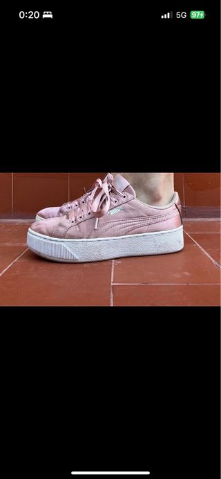Zapatillas puma con cordones de cinta rosa