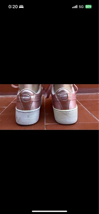 Zapatillas puma con cordones de cinta rosa