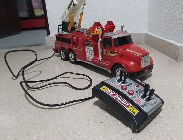 Camión bomberos articulado electrónico.
