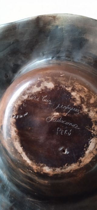 Antigua escultura peruana de mujer, firmada autor.