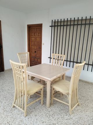 Mesa de terraza extensible y sillas