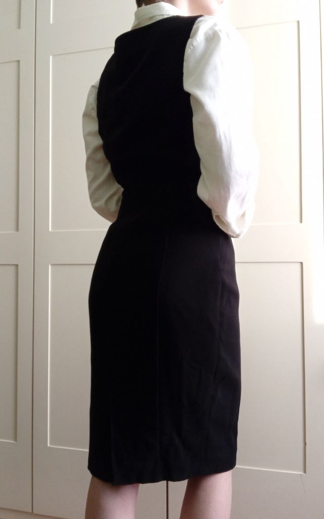 Tubino smanicato scollo rotondo aderente lungette