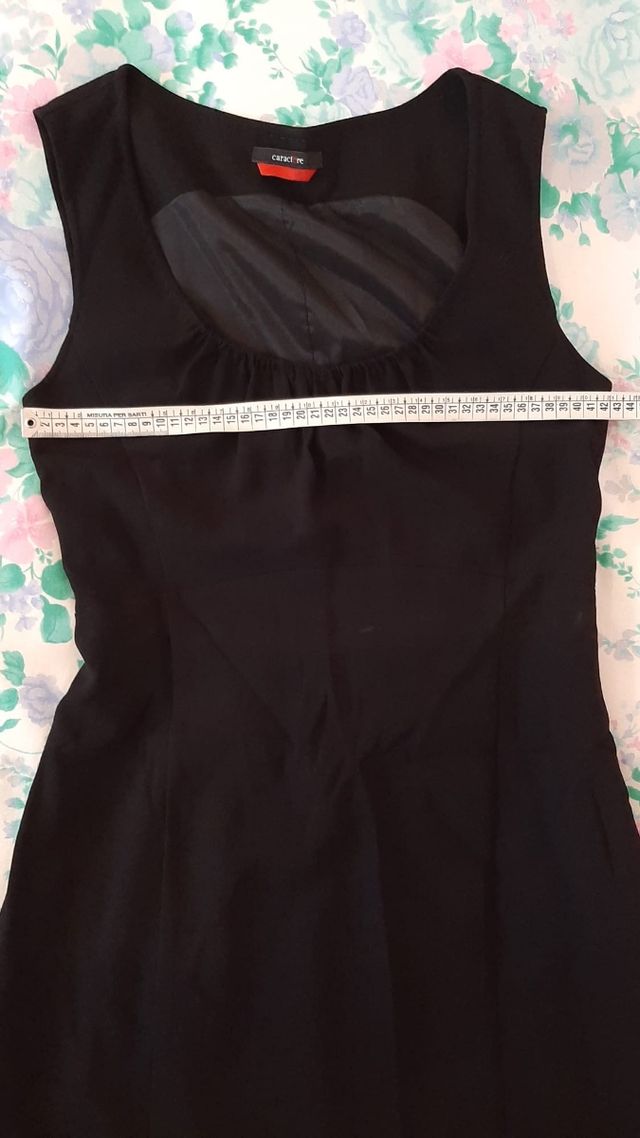 Tubino smanicato scollo rotondo aderente lungette