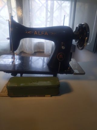 Maquina de coser Alfa antigua