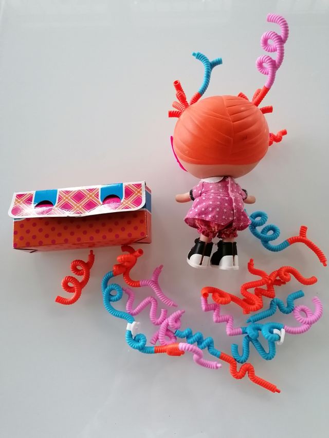 Bambola con ricci attacca e stacca