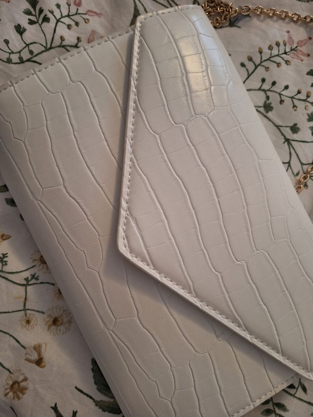 Clutch blanco Zara con cadena dorada