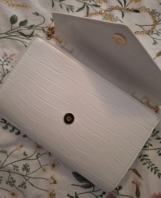 Clutch blanco Zara con cadena dorada