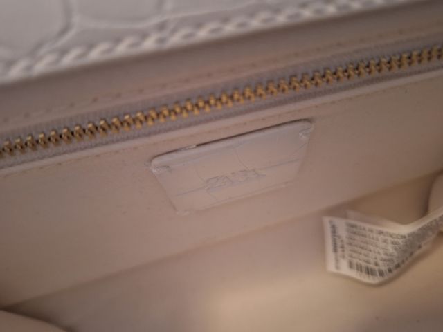 Clutch blanco Zara con cadena dorada