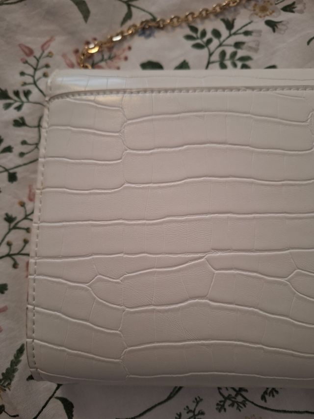 Clutch blanco Zara con cadena dorada