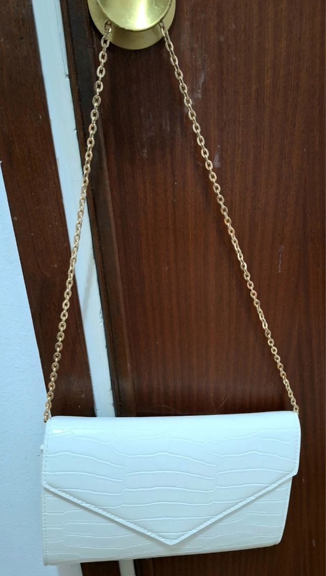 Clutch blanco Zara con cadena dorada
