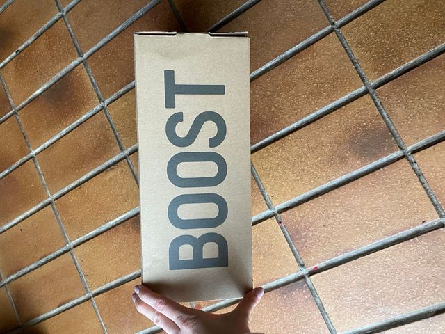 Caja Adidas Yeezy 350 v2