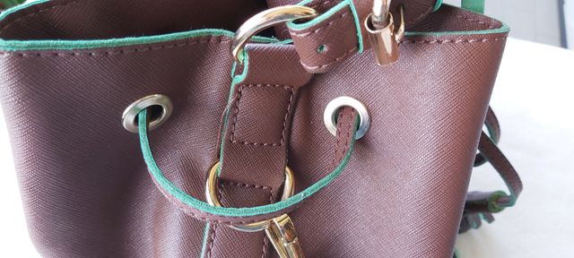 Borsa a secchiello marrone e verde