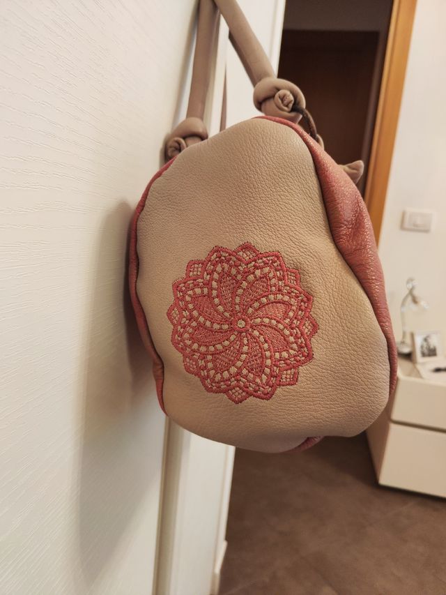 Borsa bauletto color rosa tenue e grigio