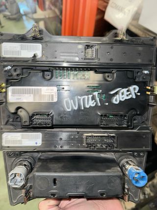 CONSOLA CENTRAL DE MADERA JEEP WH X35008106TH