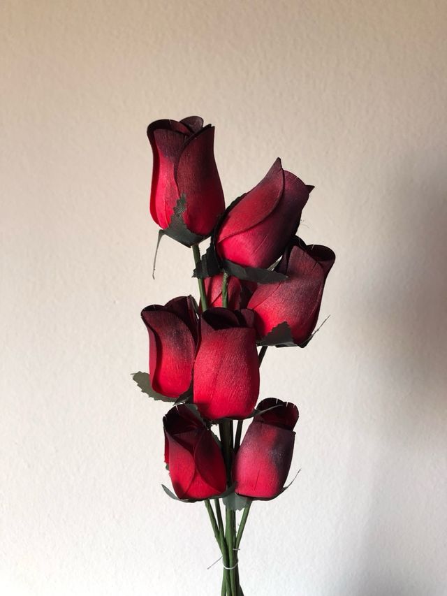 Ramo de 8 rosas rojas de madera