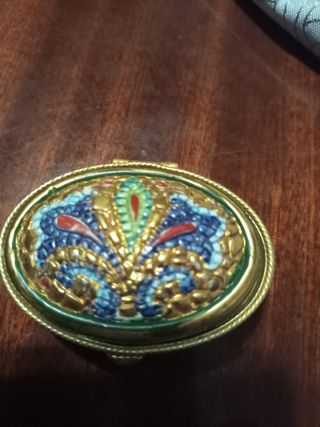 Caja esmaltada con oro