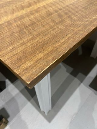 Mesa auxiliar renovada