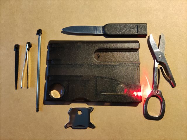 Tarjeta multiherramienta tipo Swis Card