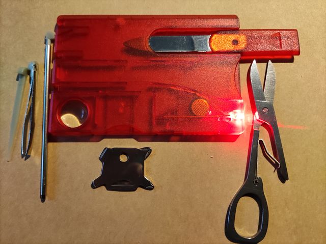 Tarjeta multiherramienta tipo Swis Card