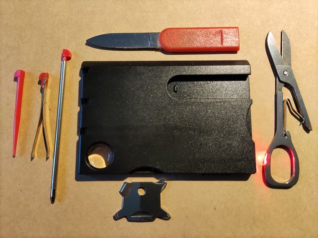 Tarjeta multiherramienta tipo Swis Card