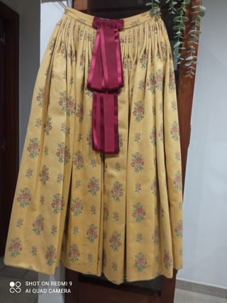 Traje de fallera ocre con manteletas