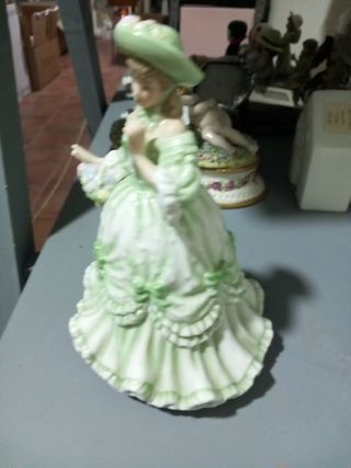 Statua Dama carillon porcellana collezione 22x16cm