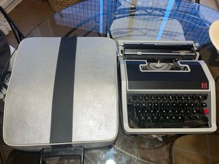 Maquina de escribir Olivetti Lettera DL