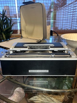 Maquina de escribir Olivetti Lettera DL