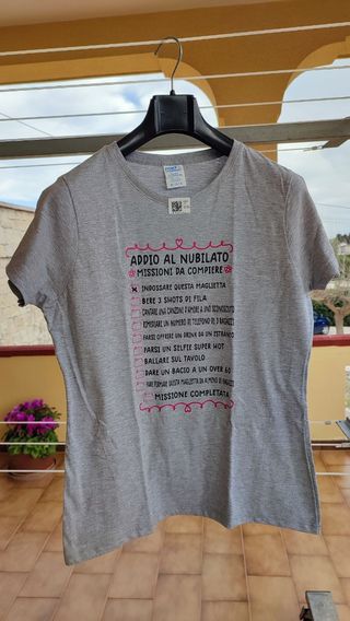 T-shirt sposa per addio al nubilato 