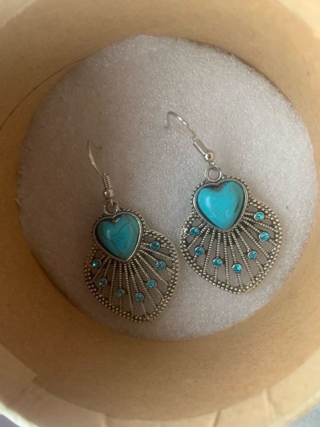 Pendientes plateados con piedra color turuqesa