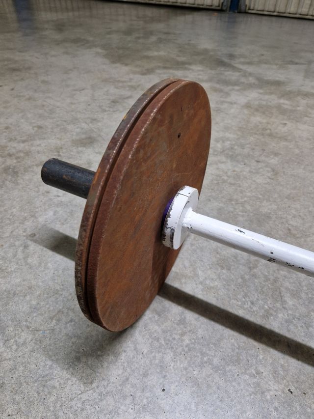 Barra halterofilia casera con discos.