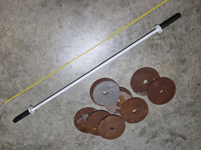 Barra halterofilia casera con discos.