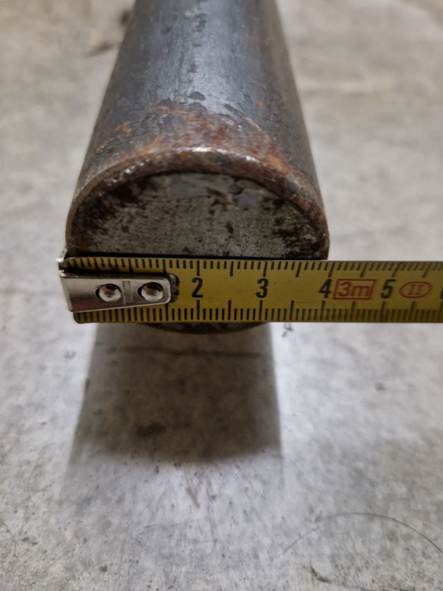 Barra halterofilia casera con discos.