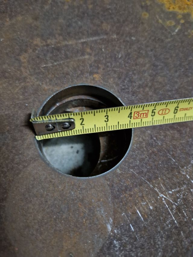 Barra halterofilia casera con discos.